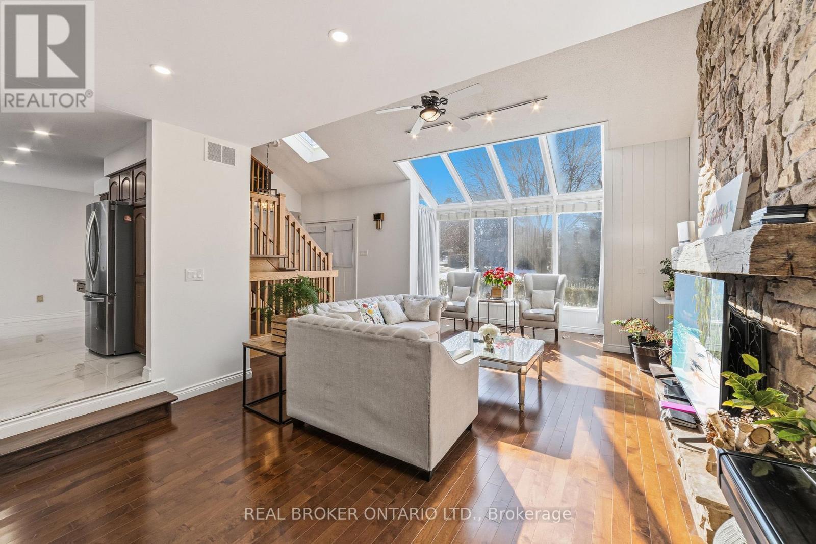 39 Templer Drive, Hamilton, ON - Indoor Photo Showing Living Room With Fireplace