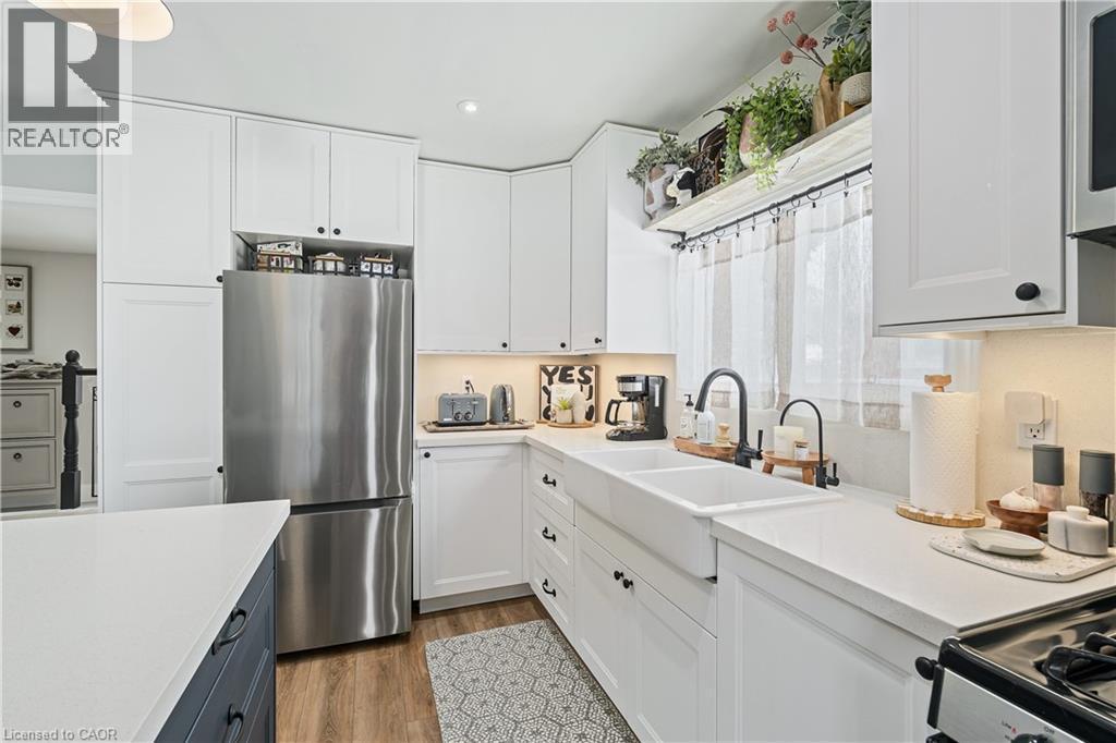 196 Durham Avenue, Cambridge, ON - Indoor Photo Showing Kitchen