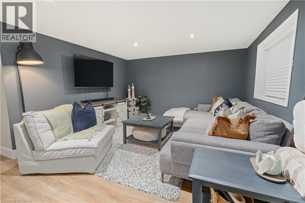 196 Durham Avenue, Cambridge, ON - Indoor Photo Showing Living Room