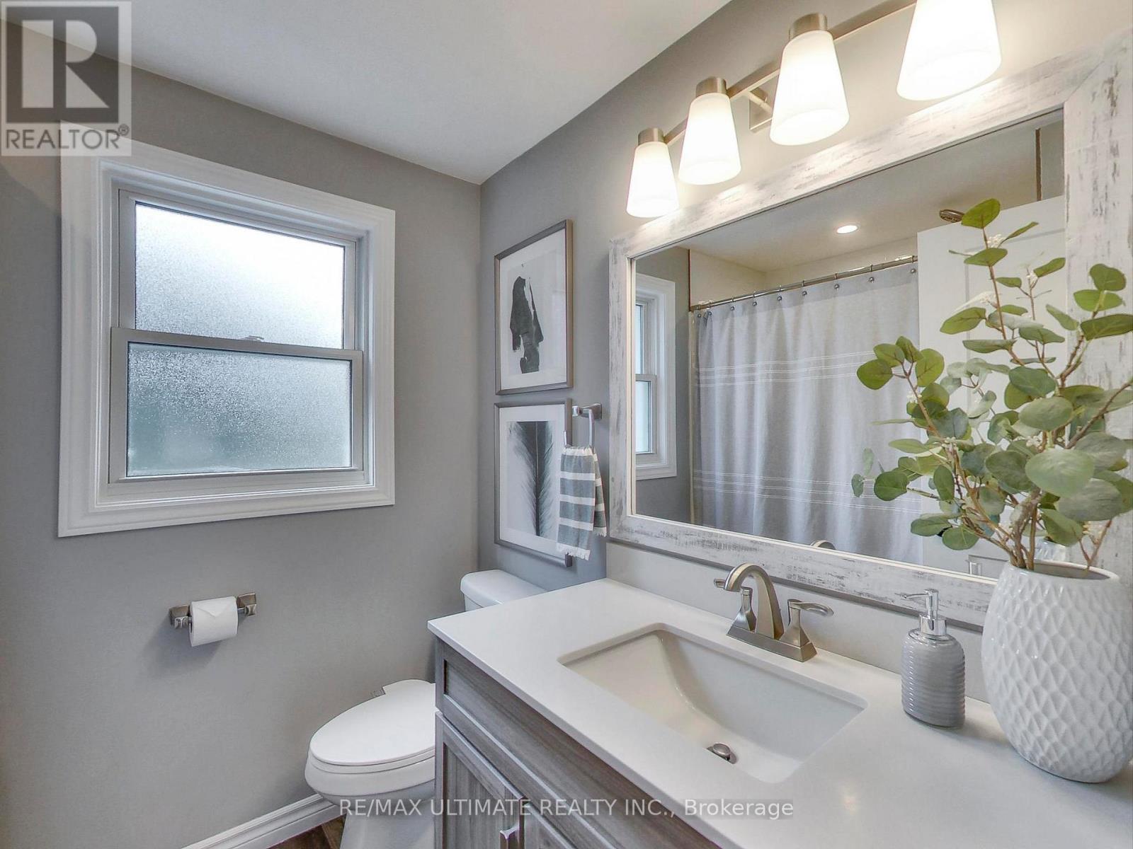 496 Elgin Street N, Cambridge, ON - Indoor Photo Showing Bathroom