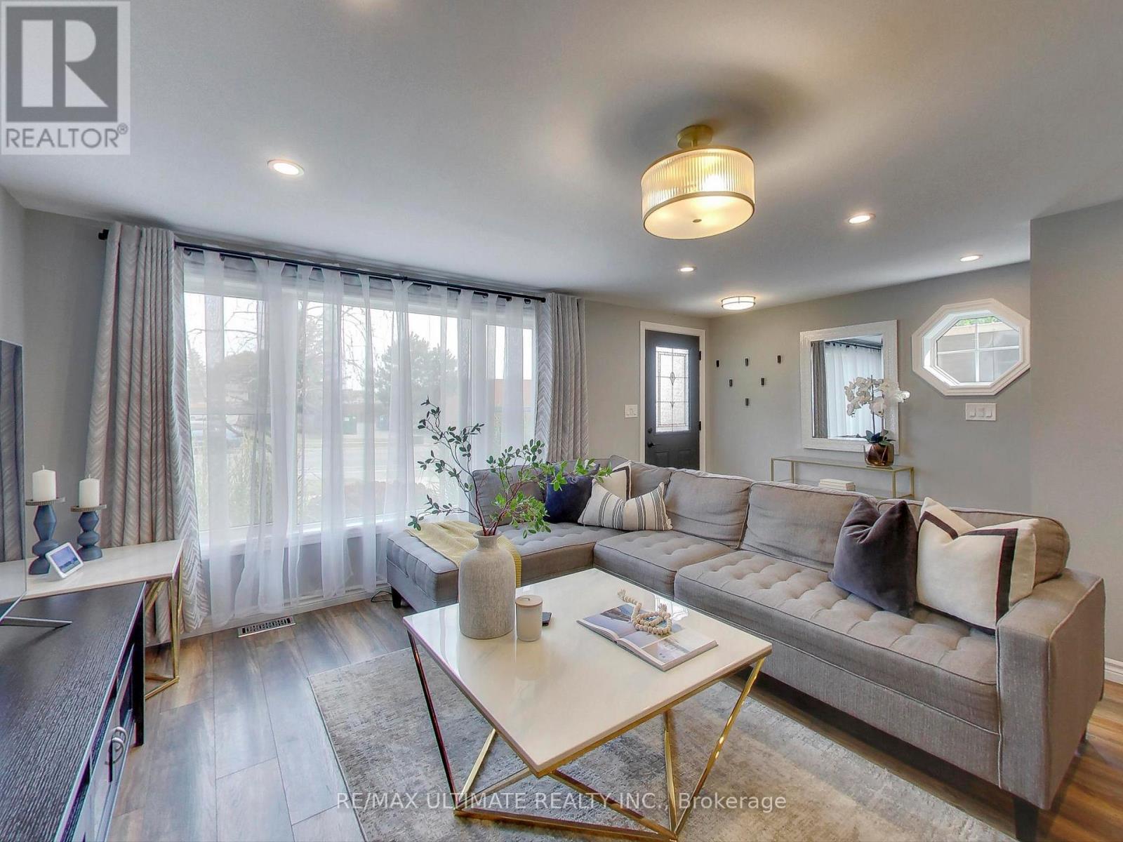 496 Elgin Street N, Cambridge, ON - Indoor Photo Showing Living Room