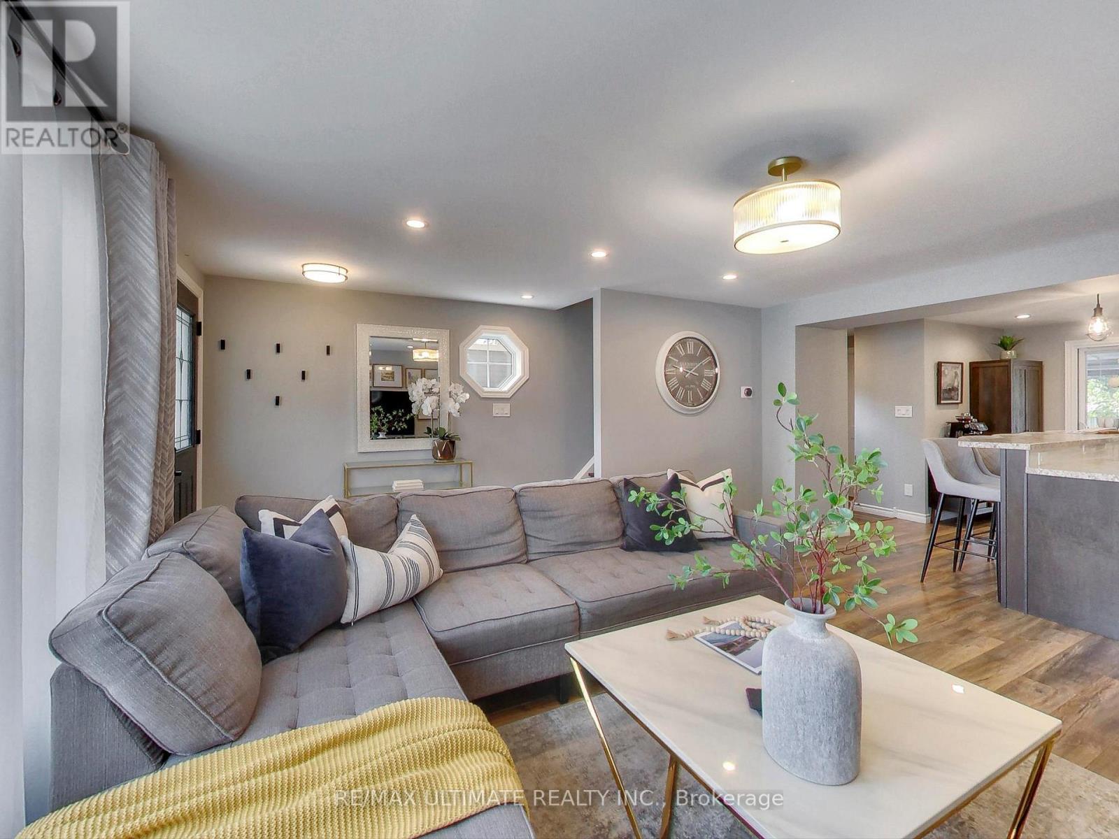 496 Elgin Street N, Cambridge, ON - Indoor Photo Showing Living Room