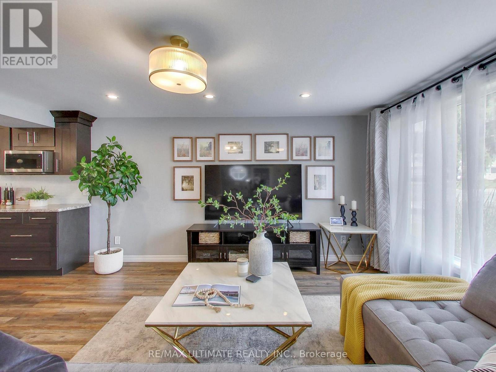 496 Elgin Street N, Cambridge, ON - Indoor Photo Showing Living Room