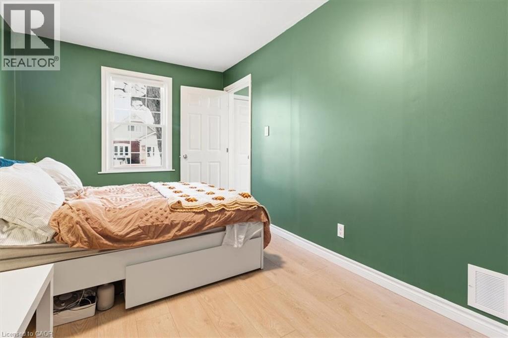 Primary bedroom, main floor - 29 Wexford Avenue N, Hamilton, ON - Indoor Photo Showing Bedroom