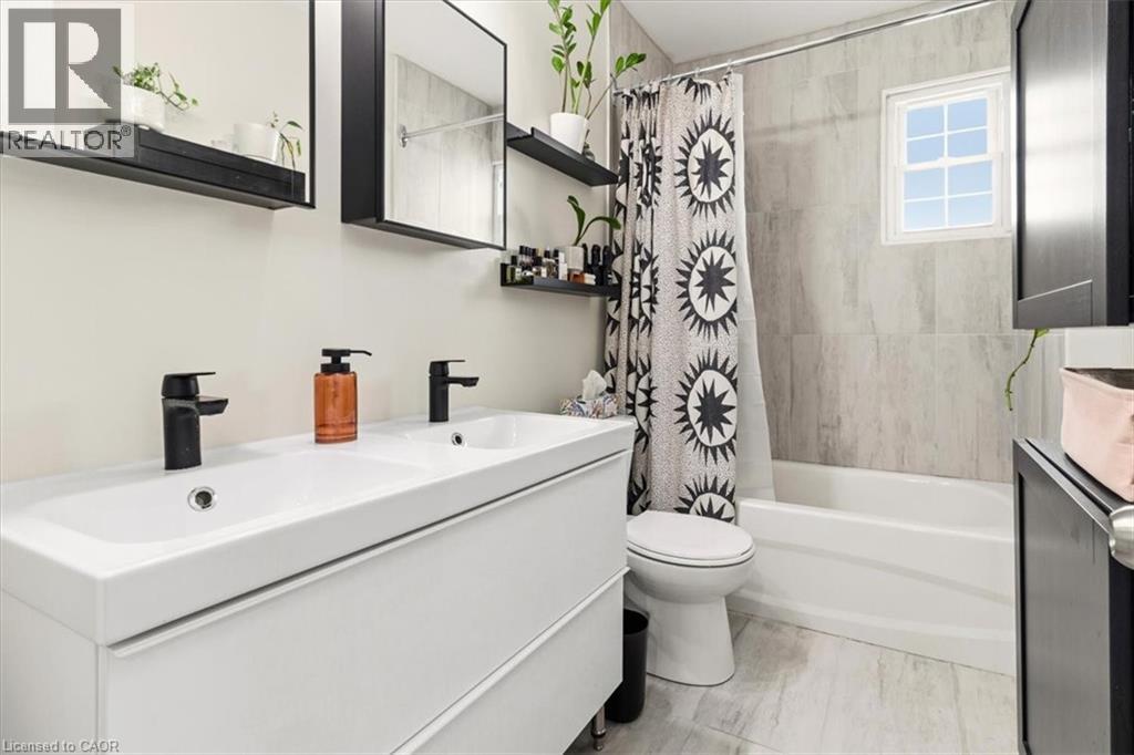 Main floor, 2 sinks, bathtub & shower - 29 Wexford Avenue N, Hamilton, ON - Indoor Photo Showing Bathroom