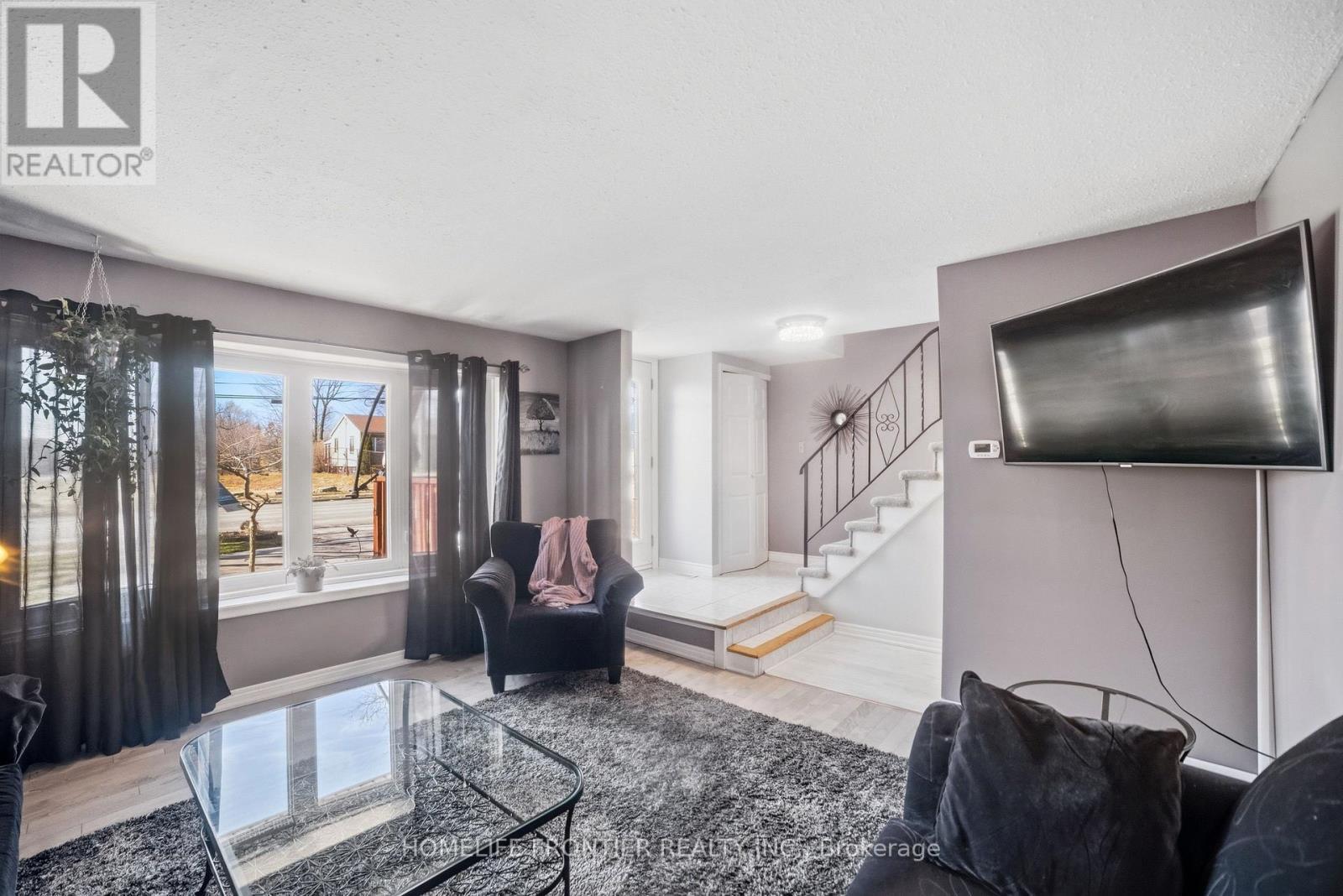 977 Upper Wellington Street, Hamilton, ON - Indoor Photo Showing Living Room