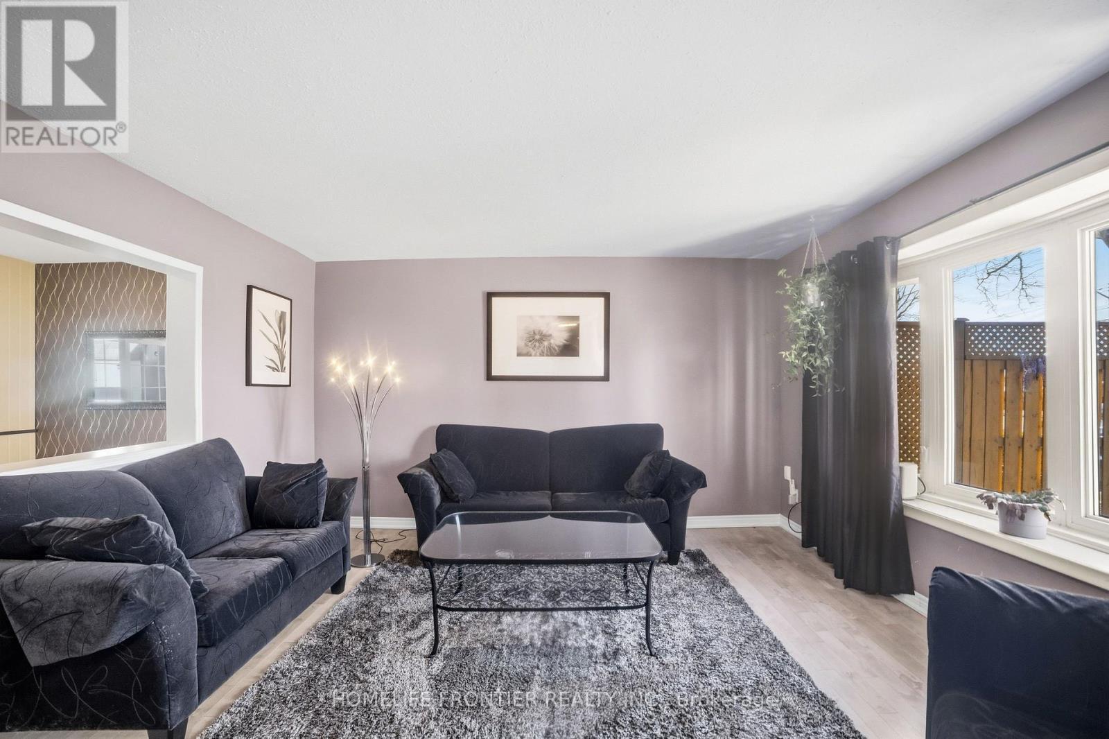 977 Upper Wellington Street, Hamilton, ON - Indoor Photo Showing Living Room
