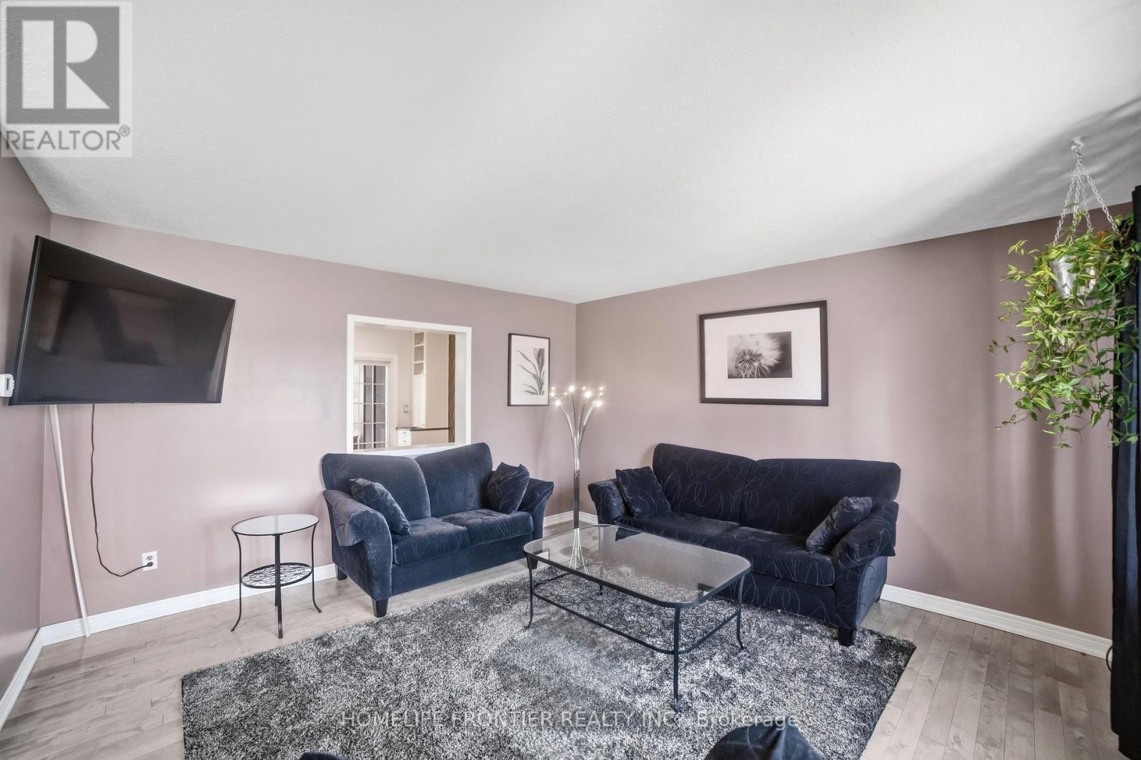 977 Upper Wellington Street, Hamilton, ON - Indoor Photo Showing Living Room