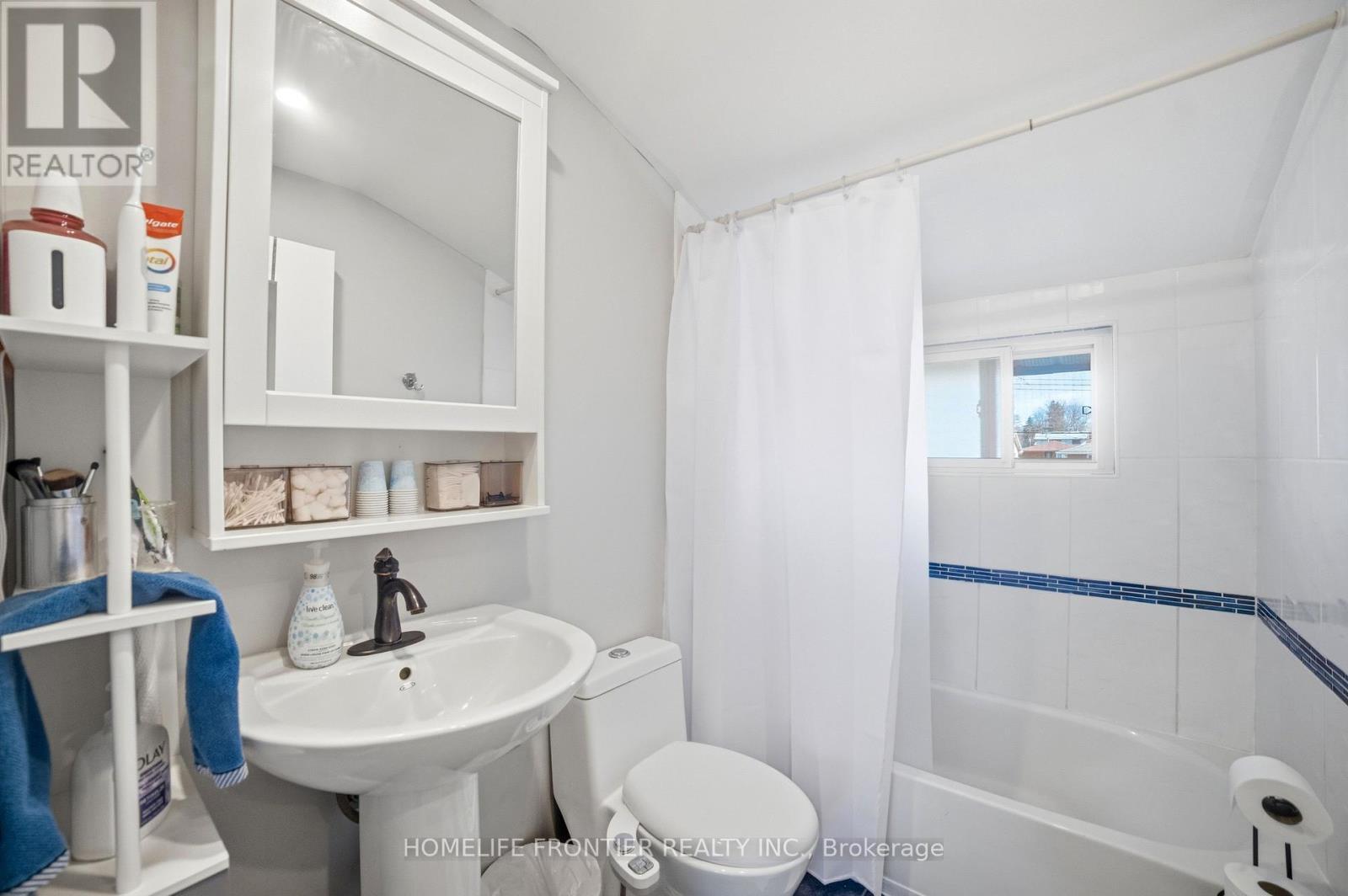 977 Upper Wellington Street, Hamilton, ON - Indoor Photo Showing Bathroom