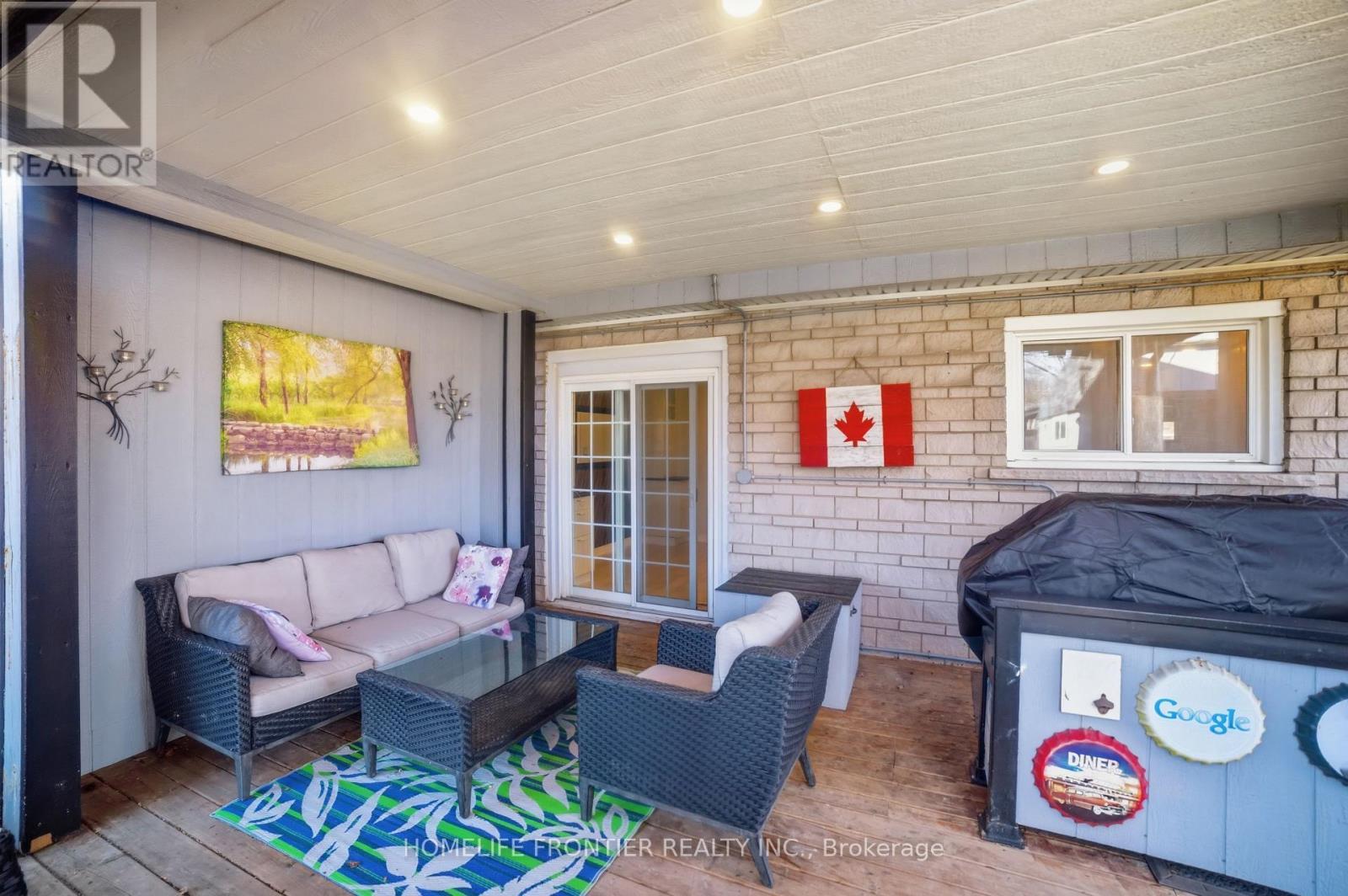 977 Upper Wellington Street, Hamilton, ON - With Deck Patio Veranda With Exterior