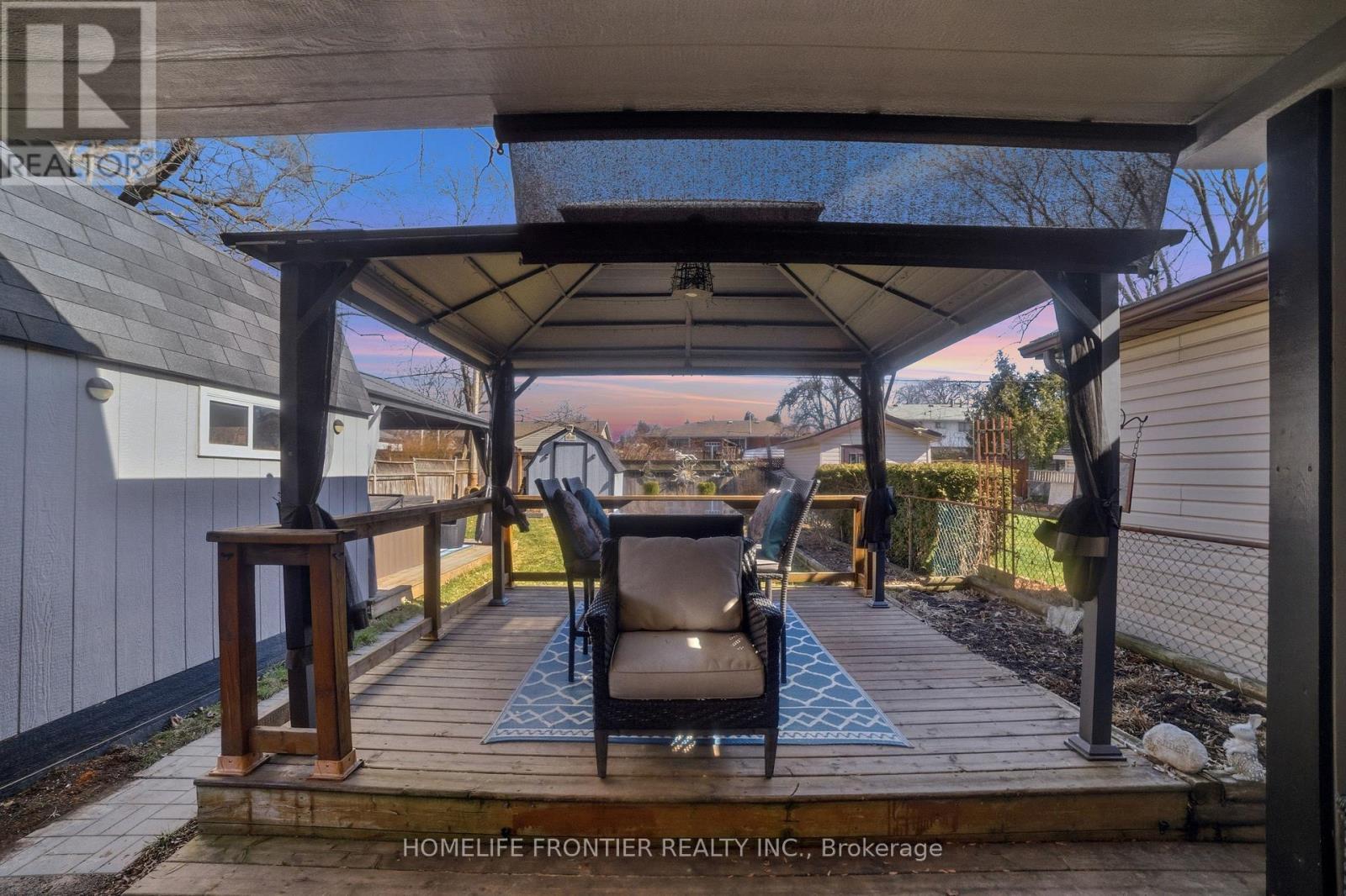 977 Upper Wellington Street, Hamilton, ON - Outdoor With Deck Patio Veranda With Exterior