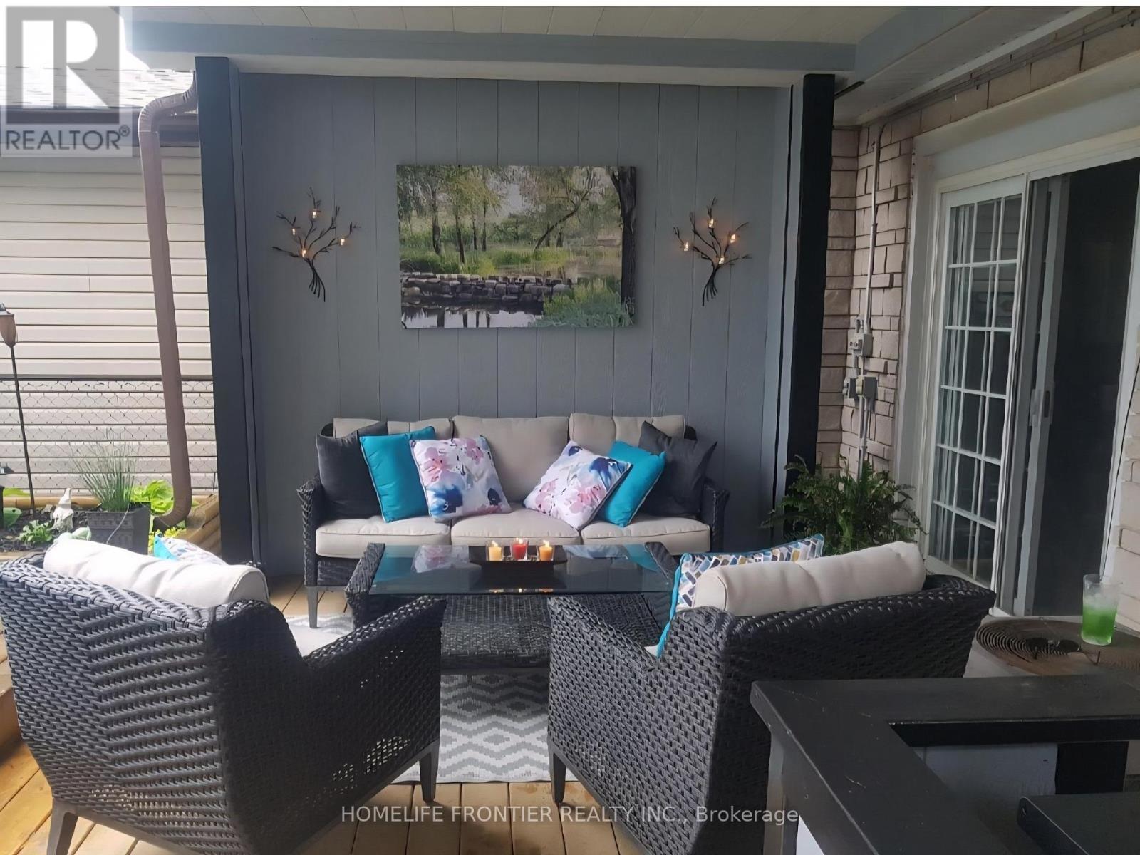 977 Upper Wellington Street, Hamilton, ON - Photo Showing Living Room
