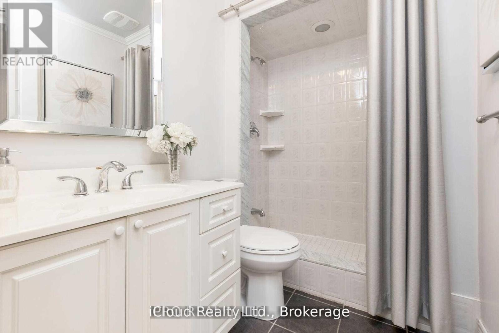 18 Sunset Boulevard, Brampton, ON - Indoor Photo Showing Bathroom