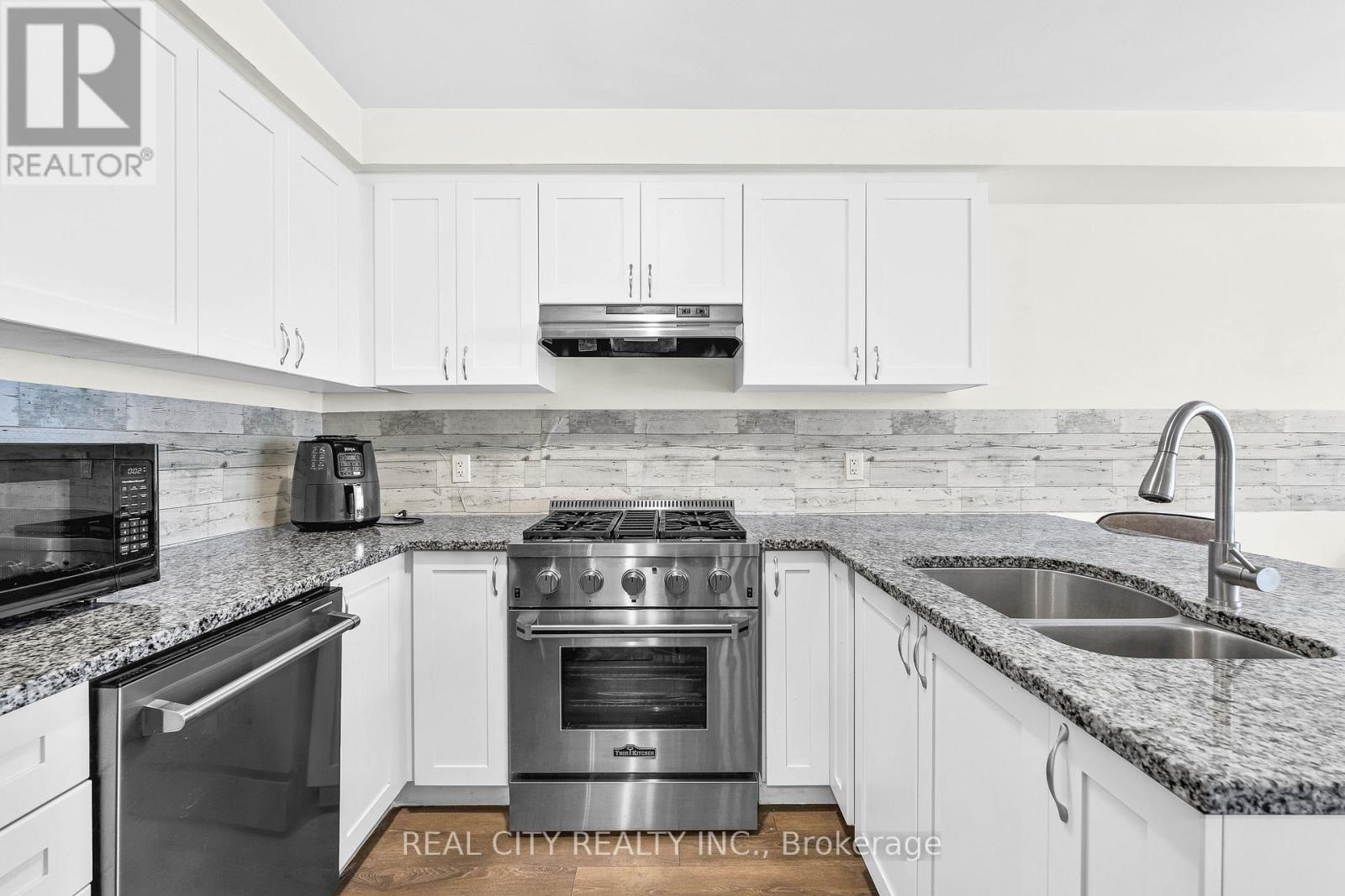 48 - 143 Ridge Road, Cambridge, ON - Indoor Photo Showing Kitchen With Double Sink With Upgraded Kitchen