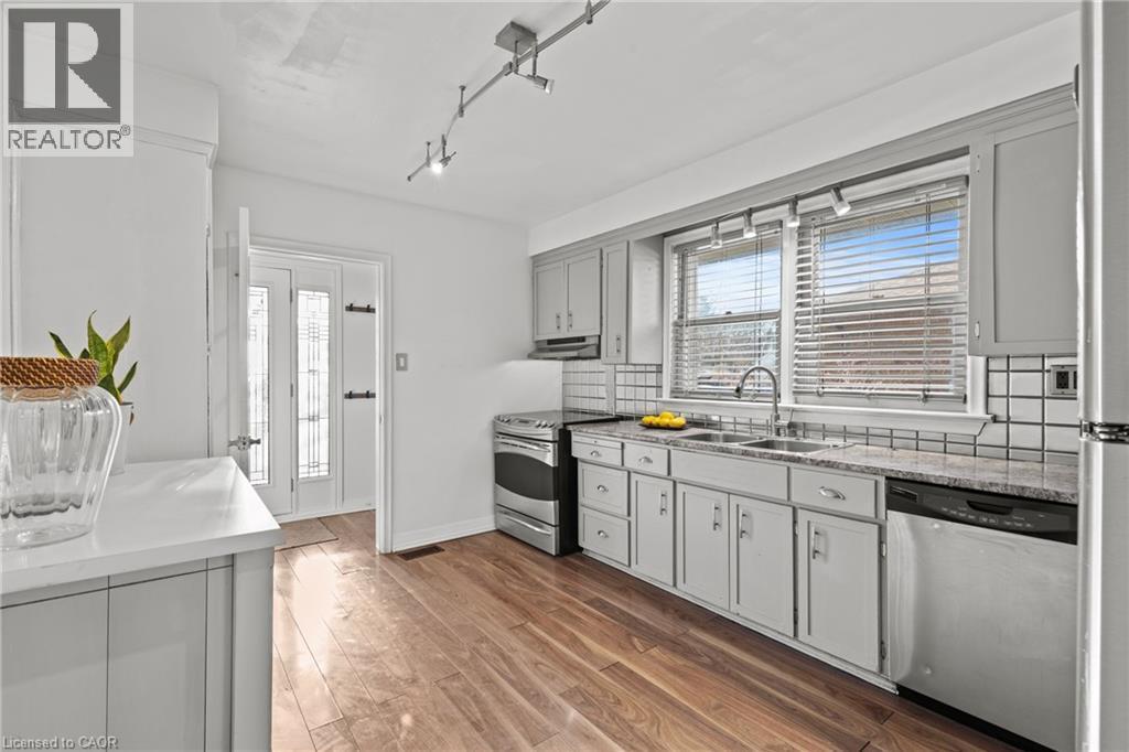96 Terrace Drive, Hamilton, ON - Indoor Photo Showing Kitchen