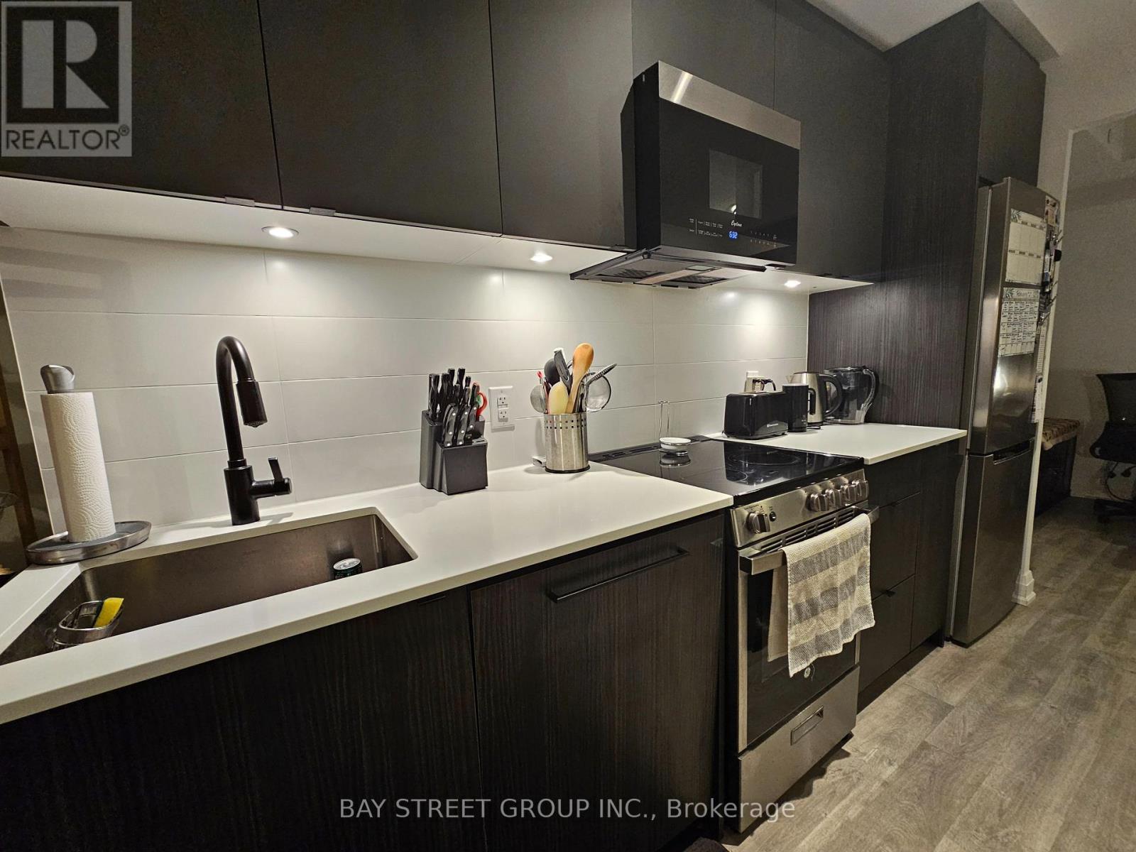 801 - 2369 Danforth Avenue, Toronto, ON - Indoor Photo Showing Kitchen With Upgraded Kitchen