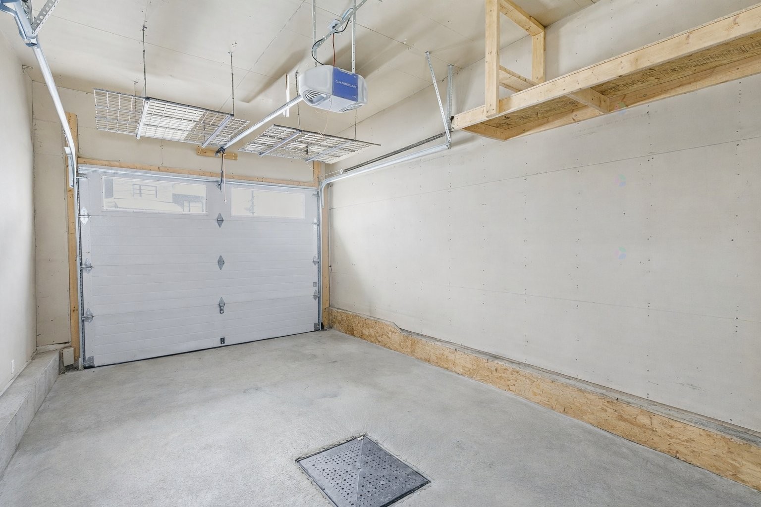 Garage - 717 Rue De Chenonceau, Saint-Jérôme, QC - Indoor Photo Showing Garage