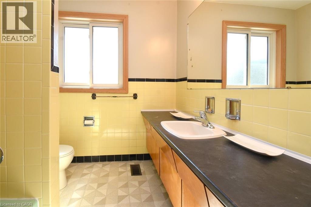 142 Delmar Drive, Hamilton, ON - Indoor Photo Showing Bathroom