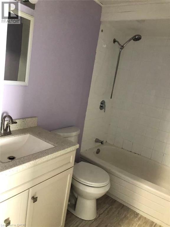 390 East 23Rd Street, Hamilton, ON - Indoor Photo Showing Bathroom