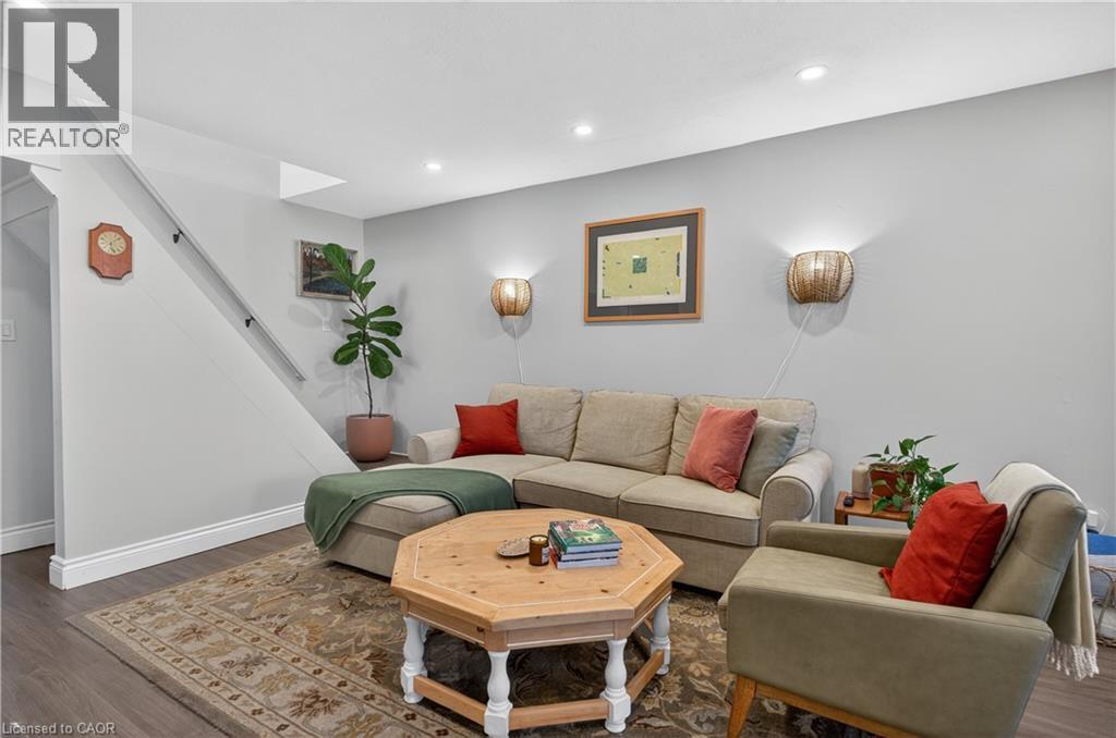 262 Britannia Avenue, Hamilton, ON - Indoor Photo Showing Living Room