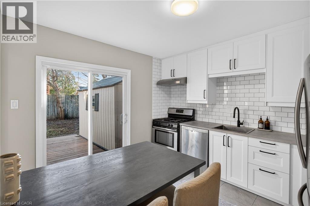 262 Britannia Avenue, Hamilton, ON - Indoor Photo Showing Kitchen With Upgraded Kitchen