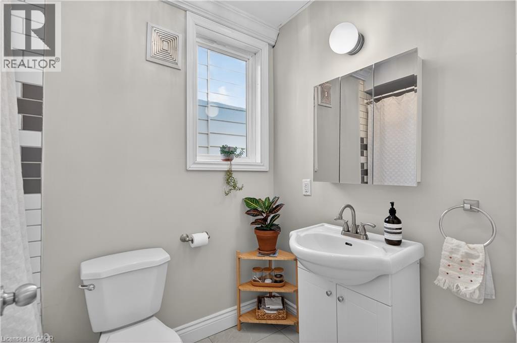 262 Britannia Avenue, Hamilton, ON - Indoor Photo Showing Bathroom