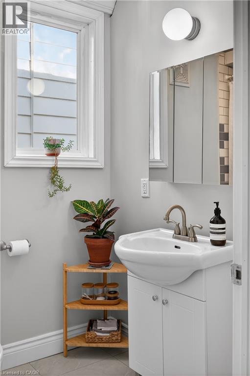262 Britannia Avenue, Hamilton, ON - Indoor Photo Showing Bathroom