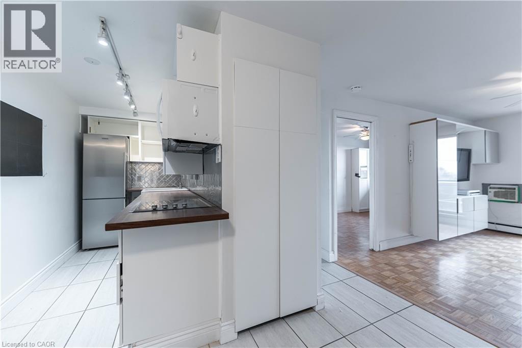 30 Summit Avenue Unit# 607, Hamilton, ON - Indoor Photo Showing Kitchen