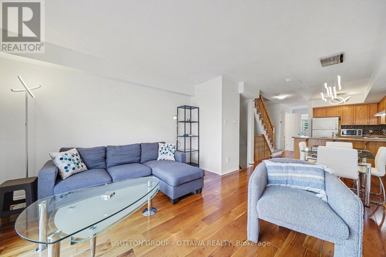 56 Steele Park Private, Ottawa, ON - Indoor Photo Showing Living Room