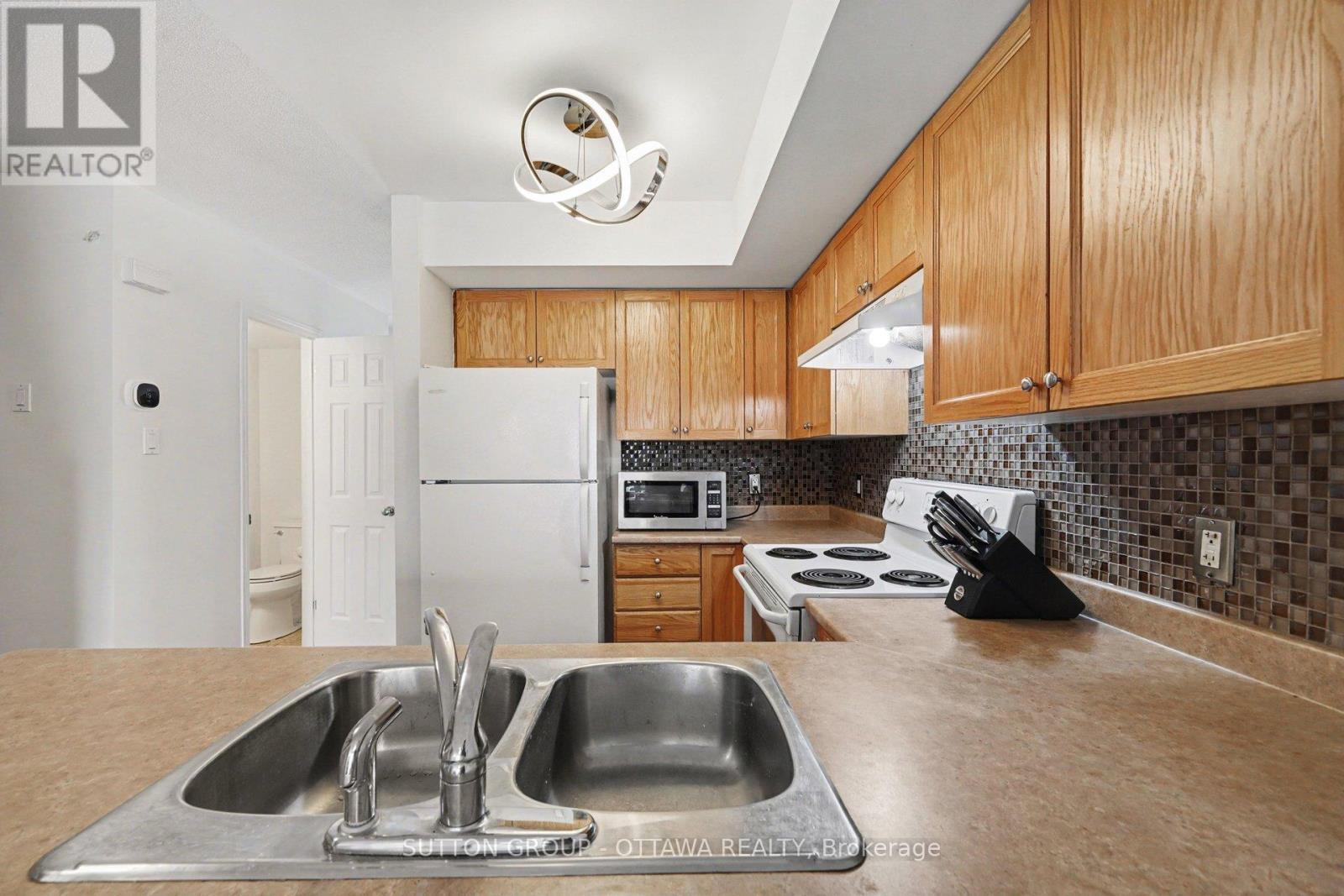 56 Steele Park Private, Ottawa, ON - Indoor Photo Showing Kitchen With Double Sink