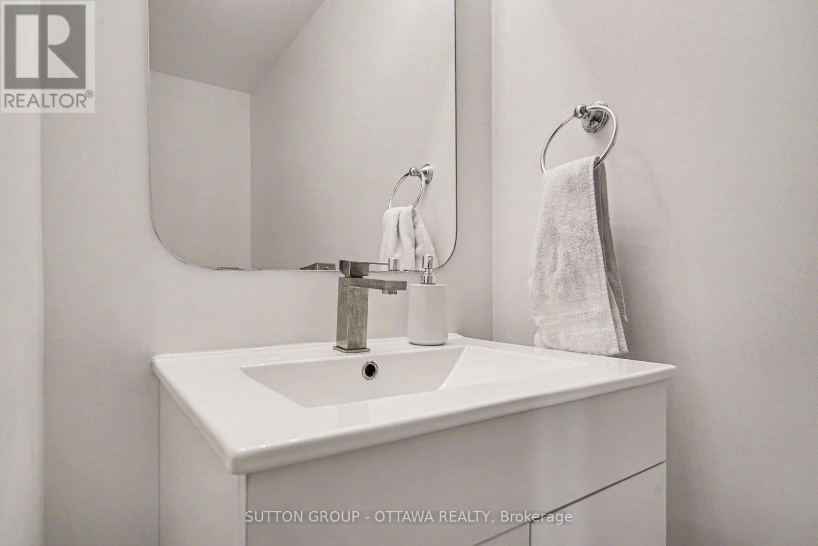 56 Steele Park Private, Ottawa, ON - Indoor Photo Showing Bathroom
