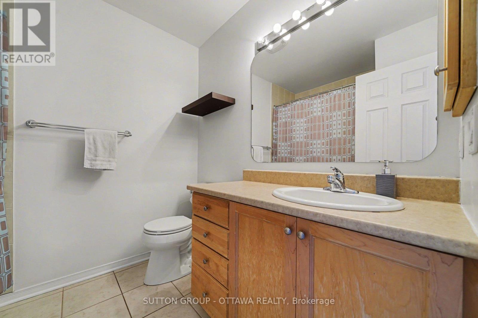 56 Steele Park Private, Ottawa, ON - Indoor Photo Showing Bathroom