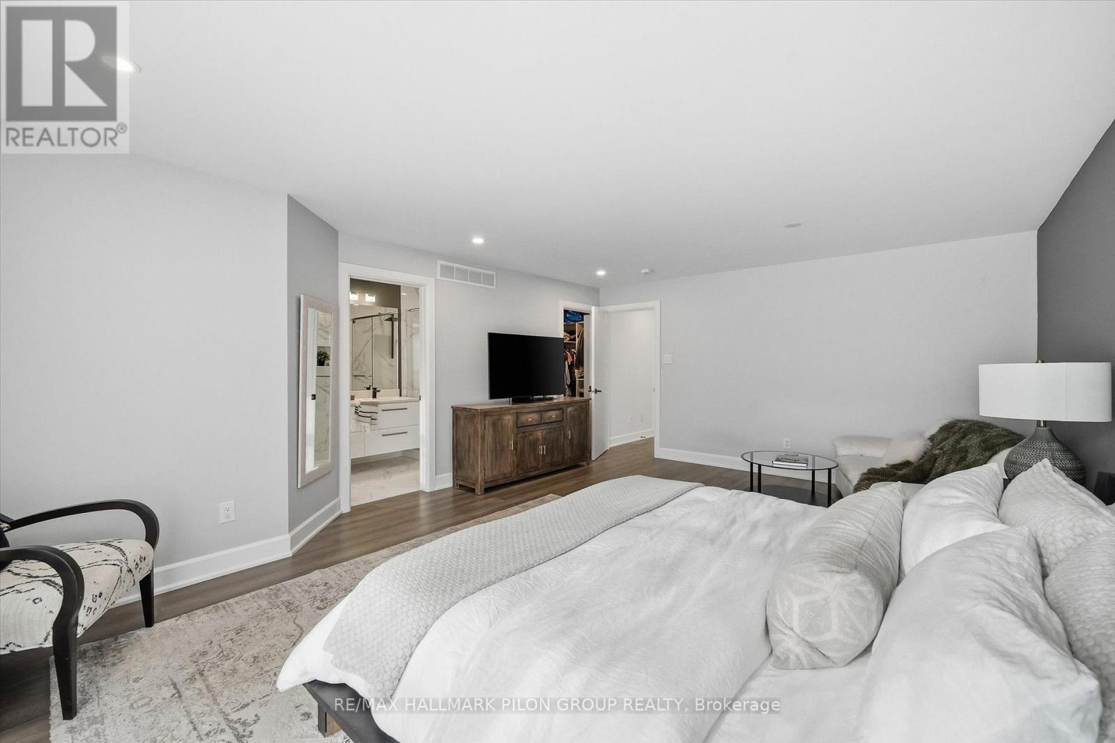 559 Mutual Street, Ottawa, ON - Indoor Photo Showing Bedroom