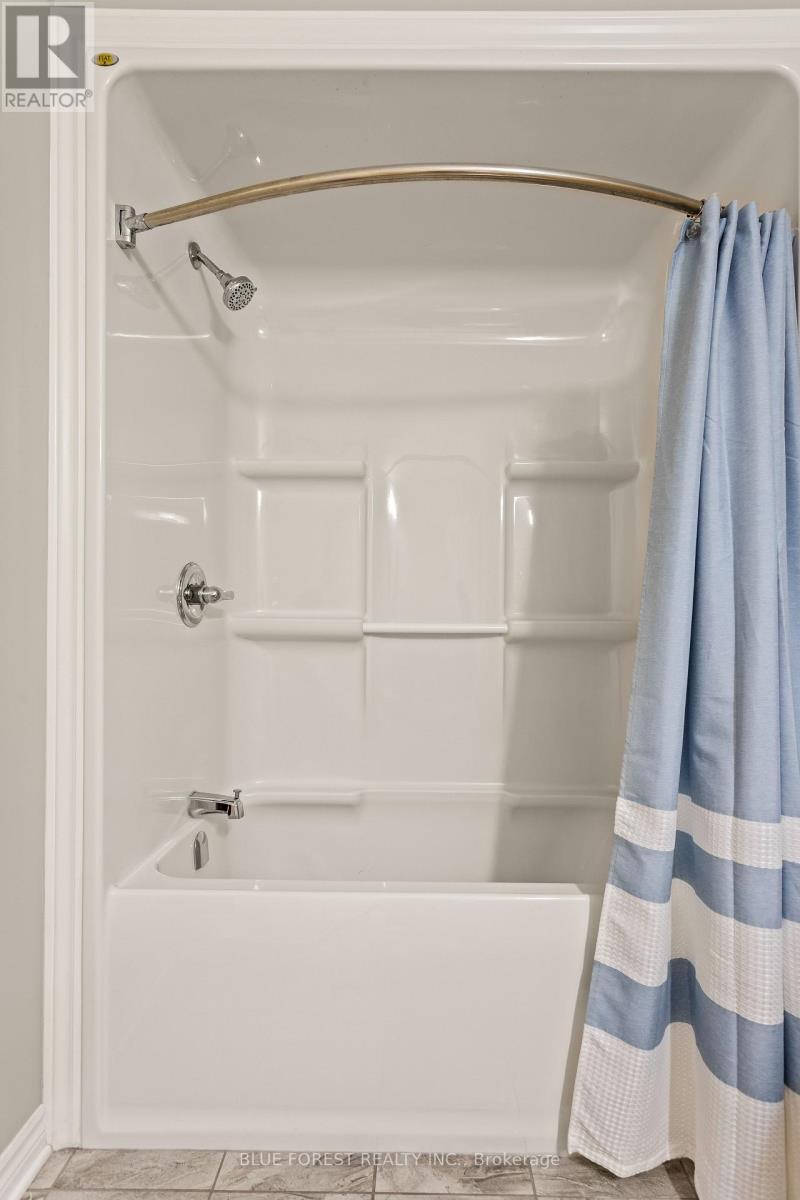 42 Hickory Lane, St. Thomas, ON - Indoor Photo Showing Bathroom