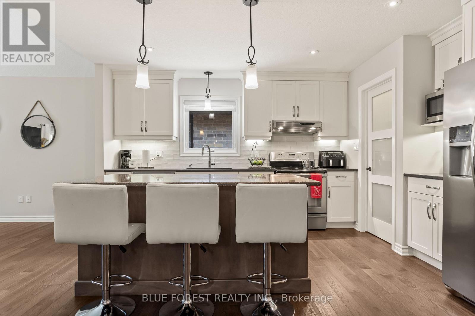 42 Hickory Lane, St. Thomas, ON - Indoor Photo Showing Kitchen With Upgraded Kitchen