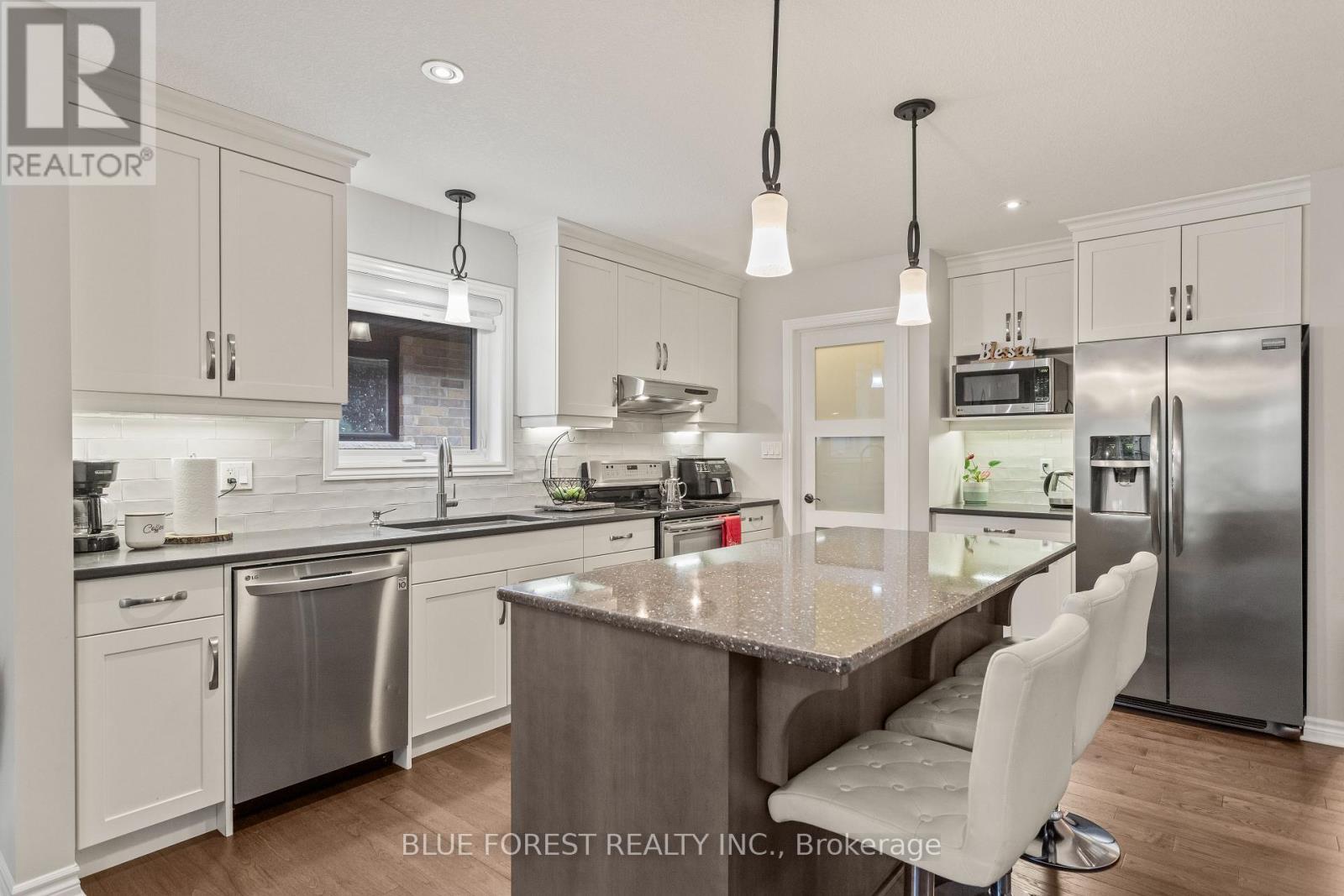42 Hickory Lane, St. Thomas, ON - Indoor Photo Showing Kitchen With Upgraded Kitchen