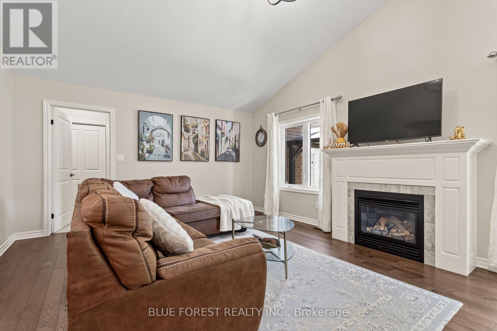 42 Hickory Lane, St. Thomas, ON - Indoor Photo Showing Living Room With Fireplace