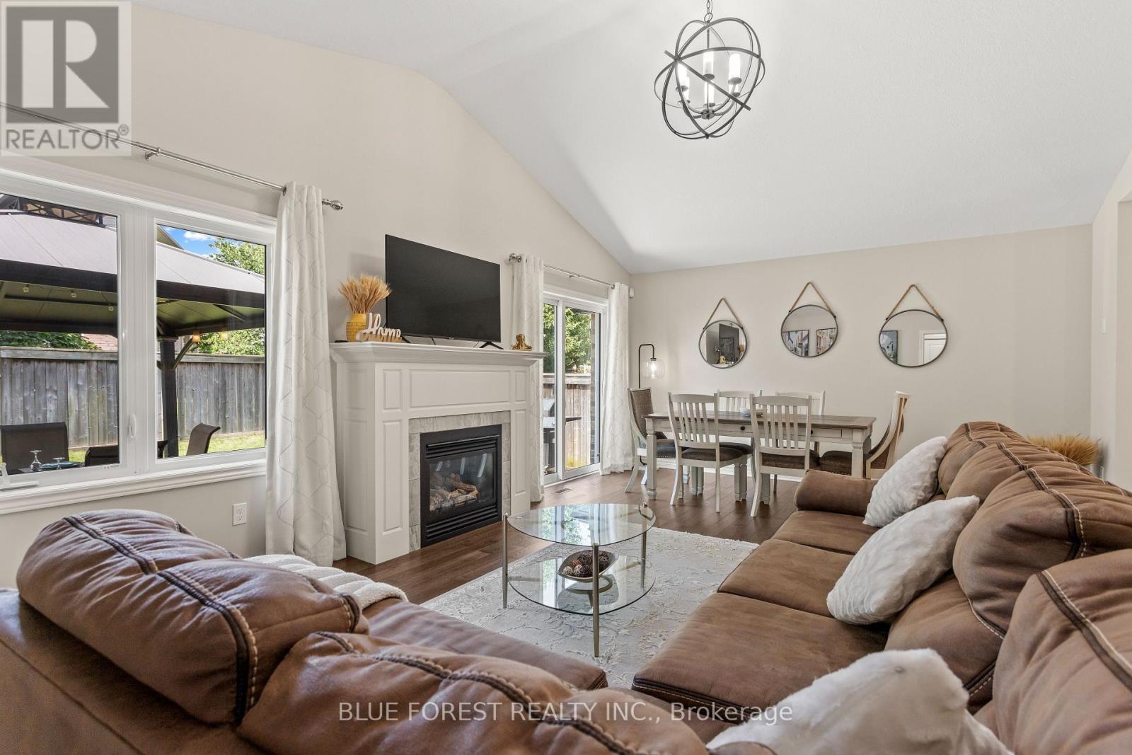 42 Hickory Lane, St. Thomas, ON - Indoor Photo Showing Living Room With Fireplace