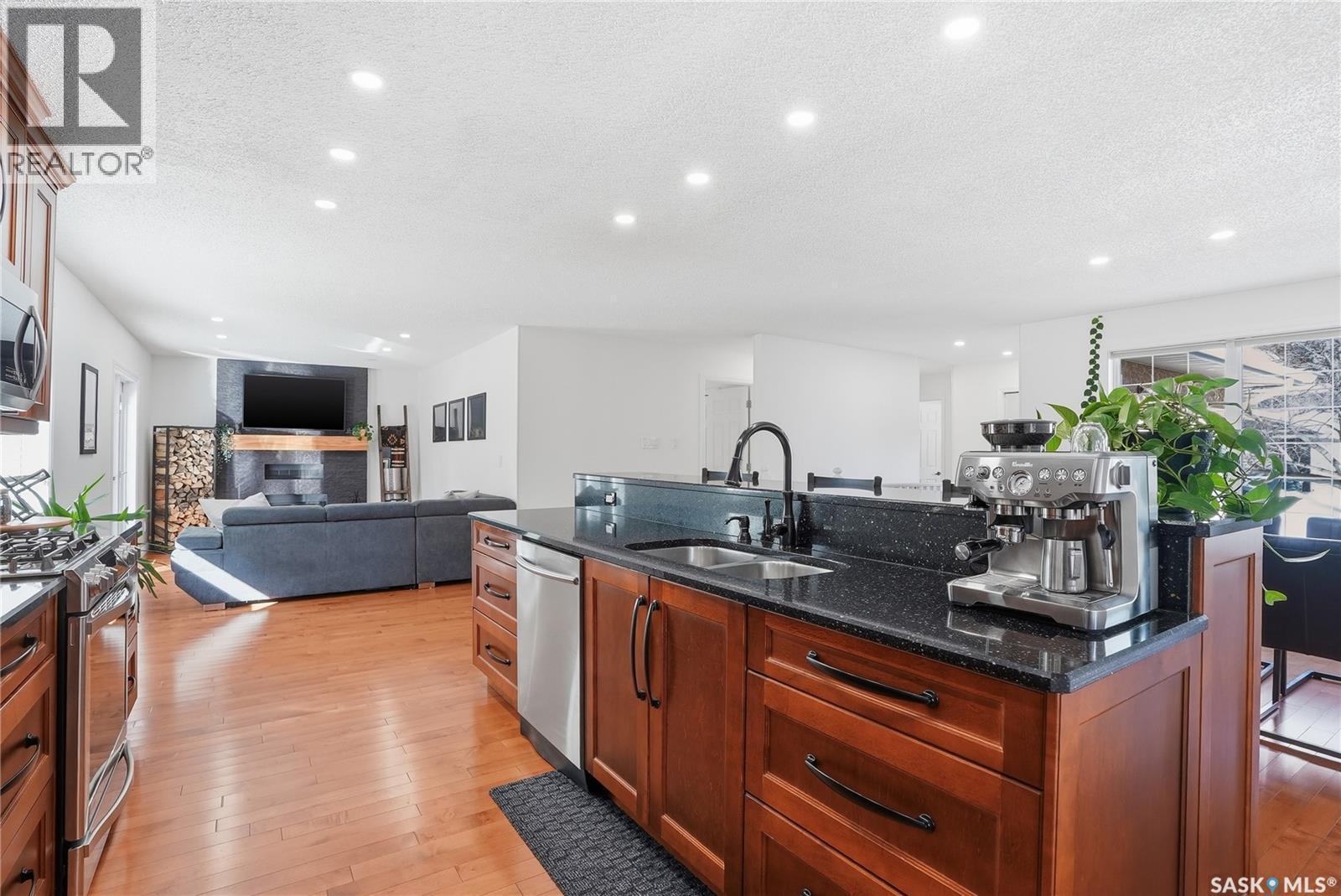 154 Candle Crescent, Saskatoon, SK - Indoor Photo Showing Kitchen With Double Sink With Upgraded Kitchen