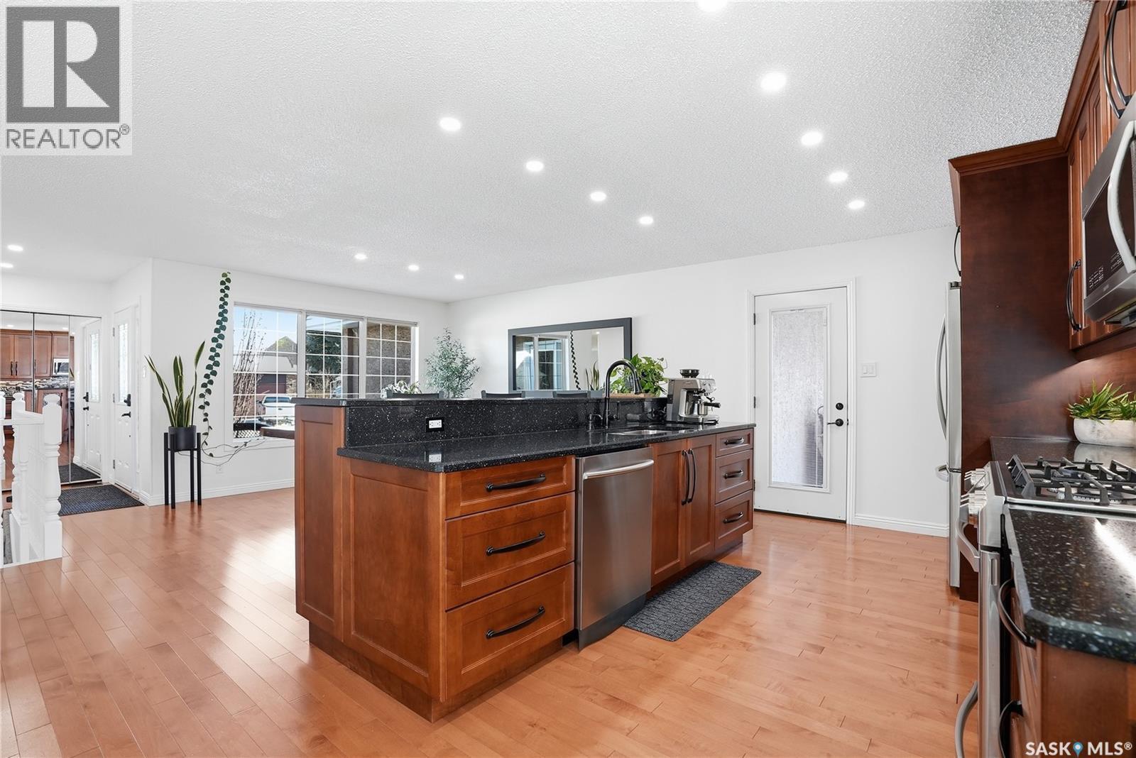 154 Candle Crescent, Saskatoon, SK - Indoor Photo Showing Kitchen