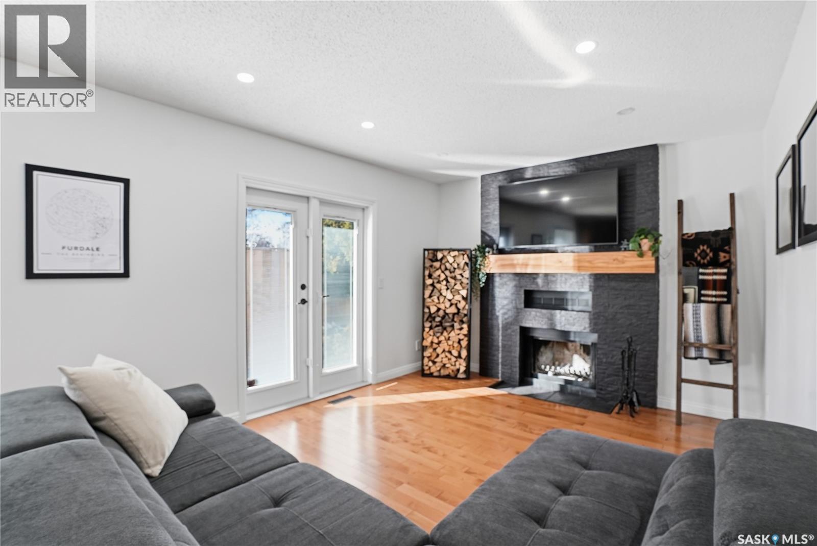 154 Candle Crescent, Saskatoon, SK - Indoor Photo Showing Living Room With Fireplace