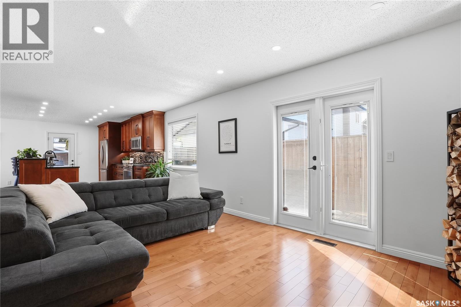 154 Candle Crescent, Saskatoon, SK - Indoor Photo Showing Living Room