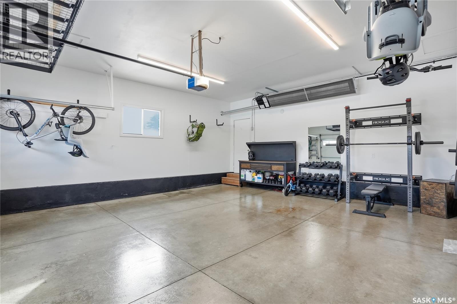 154 Candle Crescent, Saskatoon, SK - Indoor Photo Showing Garage