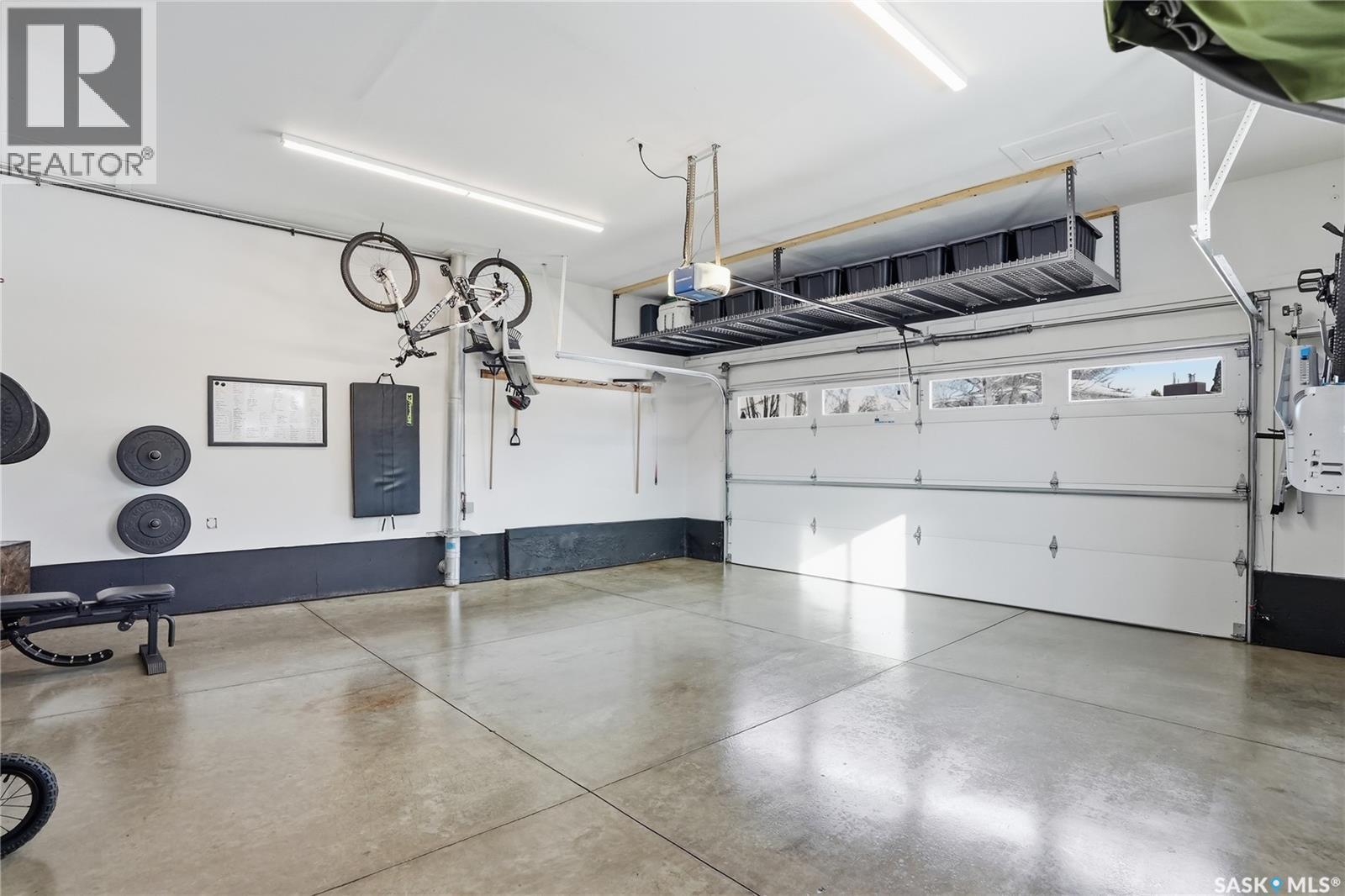 154 Candle Crescent, Saskatoon, SK - Indoor Photo Showing Garage