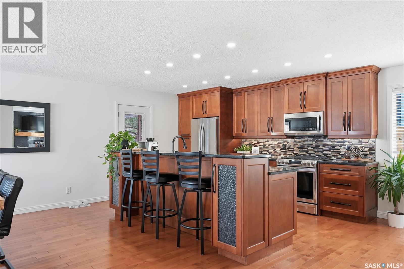 154 Candle Crescent, Saskatoon, SK - Indoor Photo Showing Kitchen With Upgraded Kitchen
