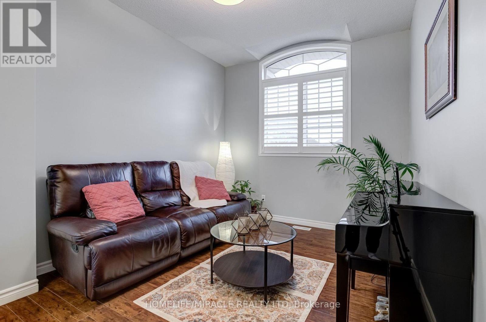 5840 Raftsman Cove, Mississauga, ON - Indoor Photo Showing Living Room