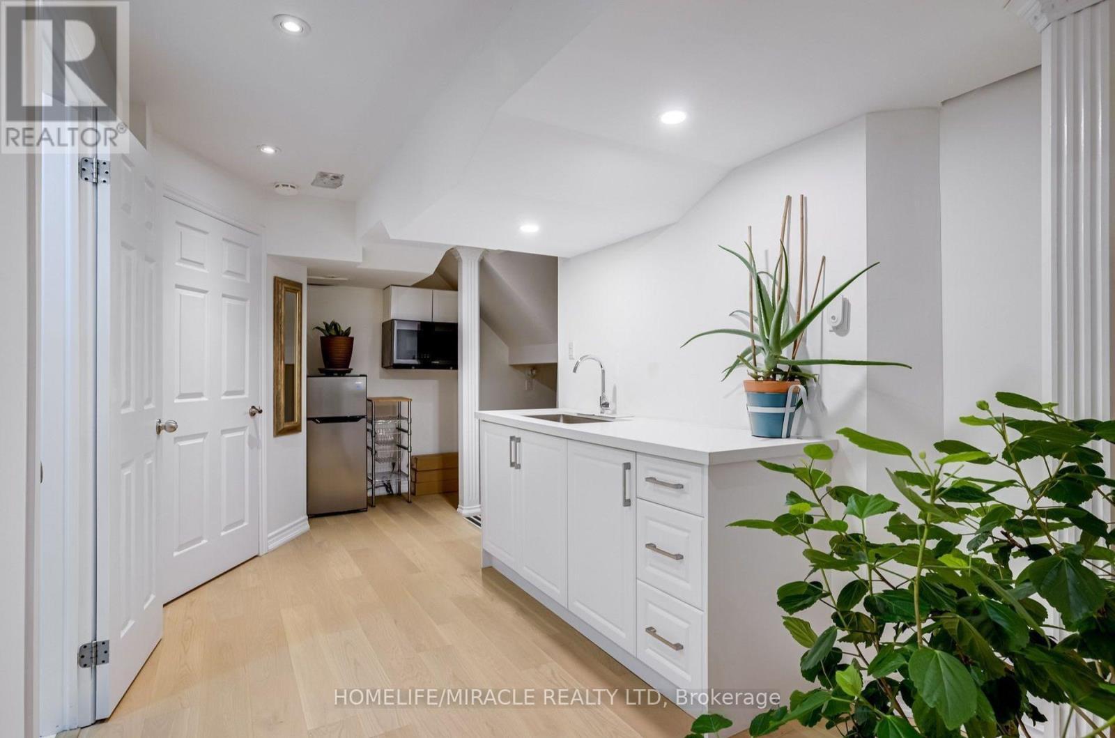 5840 Raftsman Cove, Mississauga, ON - Indoor Photo Showing Kitchen