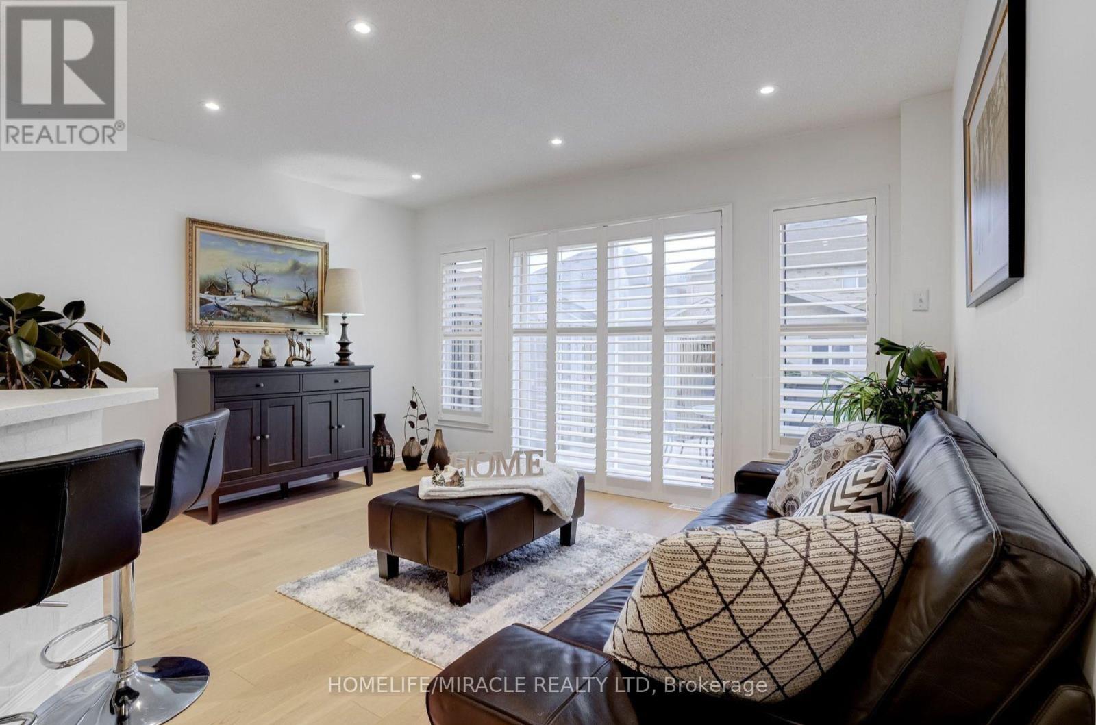 5840 Raftsman Cove, Mississauga, ON - Indoor Photo Showing Living Room