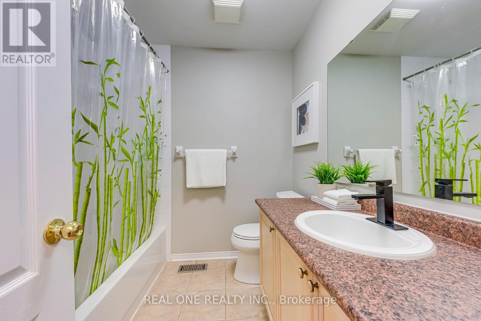 2470 Bankside Drive, Mississauga, ON - Indoor Photo Showing Bathroom