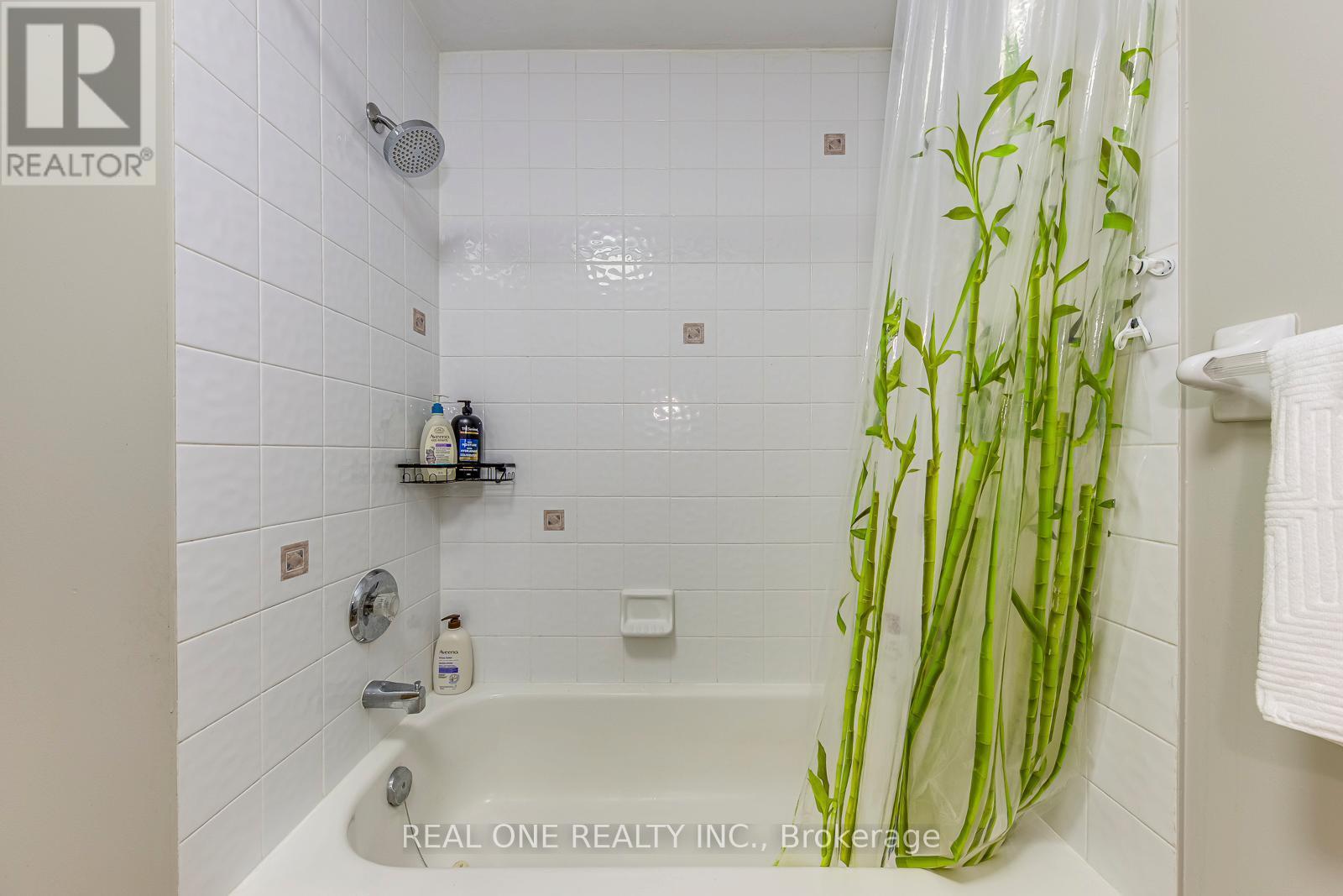 2470 Bankside Drive, Mississauga, ON - Indoor Photo Showing Bathroom